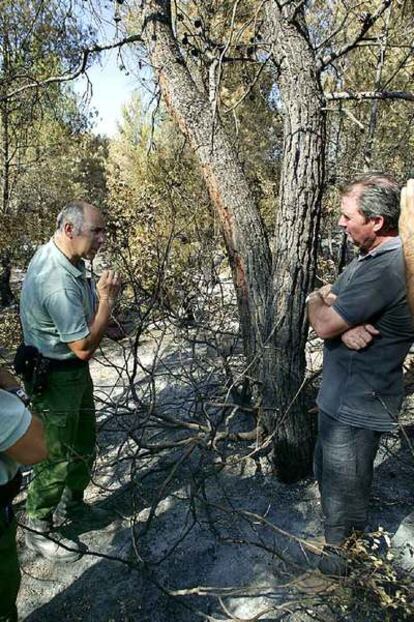 El alcalde de Horta, a la derecha, con agentes forestales.