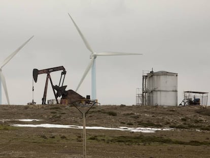 Pozo de extracción de petróleo en desuso en Sargentes de Lora (Burgos). 