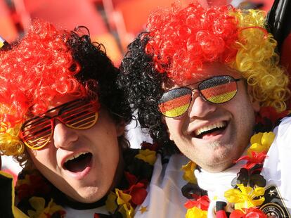 Seguidores alemanes animan a su selección en los momentos previos del arranque frente a Serbia.