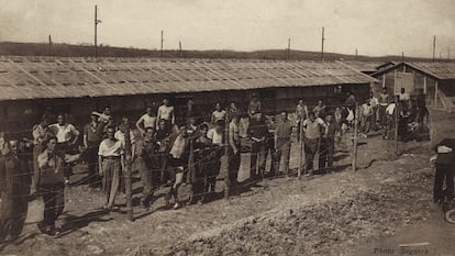 Un grupo de 'rotspanier' en el campo de Gurs (Francia), una de las imágenes que forman parte de la exposición de Berlín.