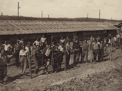 Un grupo de 'rotspanier' en el campo de Gurs (Francia), una de las imágenes que forman parte de la exposición de Berlín.