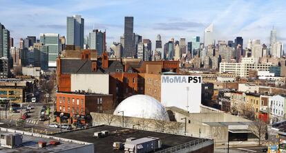 Inaugurado en la década de los 70, el MoMA PS1 acoge arte de vanguardia (pintura, escultura e instalaciones específicas para el museo), pero no solo. Además de exposiciones, organiza actuaciones y fiestas veraniegas, como los estivales Warm Up (todos los sábados de verano), para bohemios y adictos a la electrónica, o las Sunday Sessions, capricho cultural para los domingos de septiembre a mayo con charlas, proyecciones, proyectos arquitectónicos, jams de ruido postindustrial o baile latino art-house.