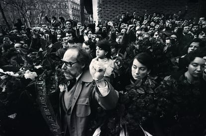 Cristina Alberdi (on the right) at the funeral for the labor lawyers murdered in the office on Atocha Street, on January 26, 1977.