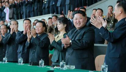 Fotografía cedida por el periódico 'Rodong Sinmun', donde se ve a Ri Sol-ju junto con su esposo, Kim Jong-un, y otros oficiales