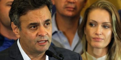 A&eacute;cio discursa em Belo Horizonte ao lado da esposa, Leticia Weber.