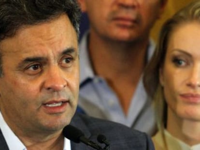 A&eacute;cio discursa em Belo Horizonte ao lado da esposa, Leticia Weber.