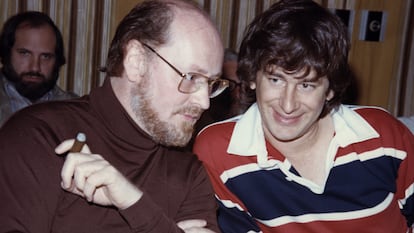 John Williams y Steven Spielberg, en Burbank (California), durante la grabación de la banda sonora de 'Encuentros en la tercera fase' en 1978. De fondo, Brian de Palma.