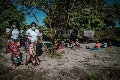 En primer plano, dos trabajadoras comunitarias del CISM. Detrás, un grupo de mujeres de un pueblo del distrito que acaban de atender a una sesión informativa sobre las autopsias mínimamente invasivas en recién nacidos. Es una técnica muy controvertida, pero en el CISM han trabajado con la comunidad desde los inicios y por eso los vecinos conocen bien su trabajo y su impacto en la salud de todos. De ahí, que siempre acepten participar en todo aquello que los investigadores les plantean. Sin esta labor de comunicación no habrían podido desarrollarse investigaciones fundamentales.