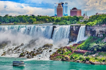 Entre las Horseshoe lo hacen en Ontario, en el lado canadiense. Esta última cuenta con el flujo más grande y potente, que atrae a los temerarios que saltan desde lo alto metidos en un barril (tal y como hizo Annie Taylor, quien, con 63 años comenzó la moda en 1901, y vivió para contarlo).