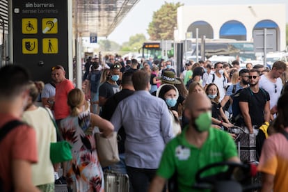 Aglomeración de personas en el aeropuerto de Ibiza el pasado jueves.