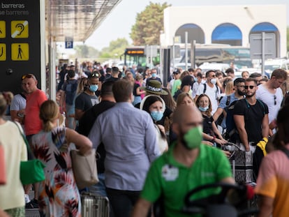 Turistas en el aeropuerto de Ibiza el 12 de agosto.