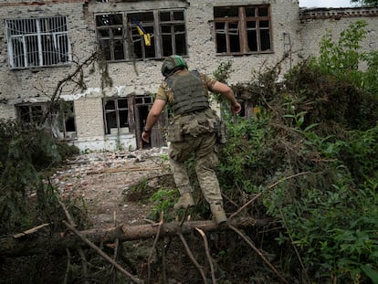 A Ukrainian serviceman of the 68th Oleksa Dovbush hunting brigade runs to his position in the recently retaken village of Blahodatne, Ukraine, Saturday, June 17, 2023.