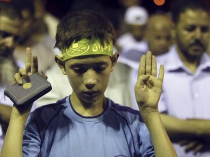 Partidarios del expresidente Morsi rezan en Giza el viernes.