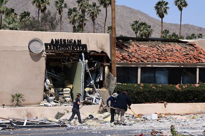 Agentes del FBI revisan la escena del atentado en Palm Springs en busca de evidencia.