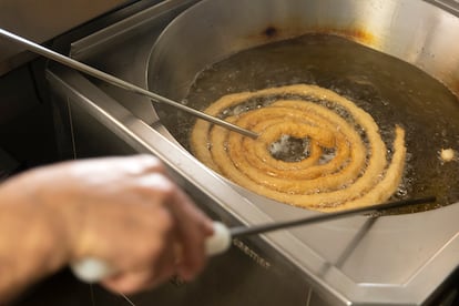 En Er Mojaíto primero se preparan los churros de manera tradicional.