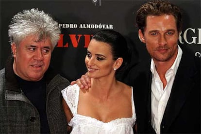 Penélope Cruz y Matthew McConaughey (d), en el estreno de <i>Volver,</i> junto a Pedro Almodóvar.