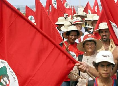 Miembros del Movimiento Sin Tierra de Brasil durante una marcha por la reforma agraria en 2006.