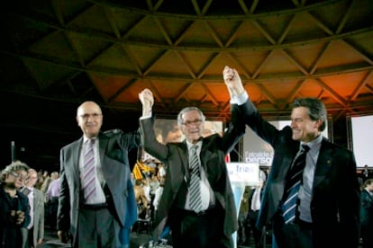 Xavier Trias, candicato de CiU a la alcaldía de Barcelona, en el centro, flanqueado por Antoni Duran Lleida, a la izquierda, y el presidente de la Generalitat, Artur Mas.