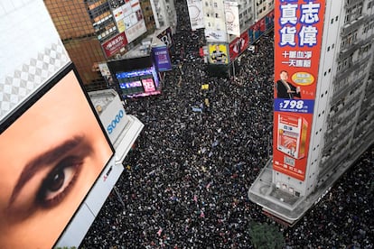 Vista aérea de una manifestación multitudinaria en Hong Kong, el 8 de diciembre de 2019.