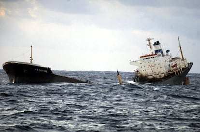 El petrolero Prestige, partido en dos, se hunde a 250 kilómetros de la costa gallega, en aguas del Atlántico. 