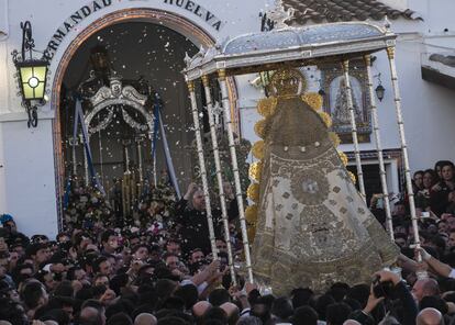 La Virgen del Rocío de regreso a su santuario.