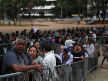 Desemprego no Brasil aumenta e 13,1 milhões de brasileiros estão em busca de um trabalho. Em São Paulo, Mutirão de Emprego atrai 15.000 pessoas e milhares chegam a dormir na fila para deixar o currículo e conseguir uma entrevista de emprego