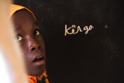 Una niña recibe clases sobre gramática wolof. La mayoría de la población senegalesa habla una lengua que no aprende de manera formal lo que dificulta su escritura y lectura. 