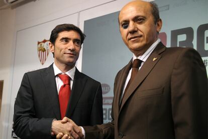 Marcelino, el nuevo entrenador del Sevilla, estrecha la mano al presidente Del Nido.