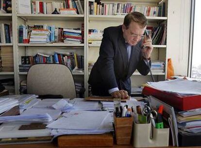 El trabajo desborda la mesa de Montagnier en su despacho del edificio Bouvin de la Unesco.