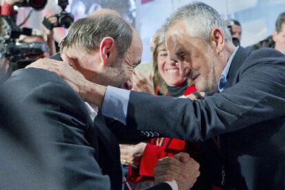 Griñán saluda a Rubalcaba tras conocer los resultados del congreso del PSOE.