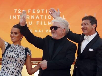 Desde la izquierda, Penélope Cruz, Pedro Almodóvar y Antonio Banderas, a su llegada a la presentación de 'Dolor y gloria' en el Festival de Cannes.