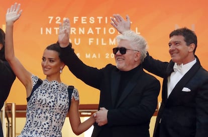 Desde la izquierda, Penélope Cruz, Pedro Almodóvar y Antonio Banderas, a su llegada a la presentación de 'Dolor y gloria' en el Festival de Cannes.