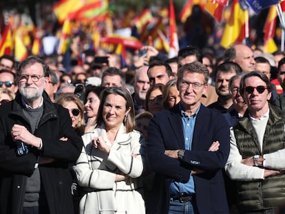 El expresidente del Gobierno Mariano Rajoy; la secretaria general del PP, Cuca Gamarra; el presidente del partido, Alberto Núñez Feijóo; y el expresidente José María Aznar, este domingo en la plaza de España de Madrid.