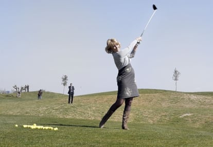 La presidenta de la Comunidad, Esperanza Aguirre, prueba su 'swing' (golpe a la pelota de golf) en la inauguración de un nuevo campo entre Meco y Alcalá de Henares (Madrid).