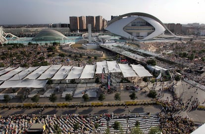 Escenario de la misa del papa Benedicto XVi en la Ciudad de las Artes y las Ciencias de Valencia.