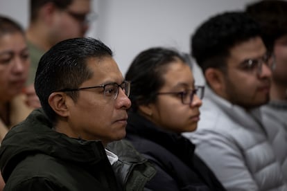 Juan Carlos atiende a la charla del abogado David Querol sobre el nuevo reglamento de extranjera en el Consulado de Ecuador en Barcelona.