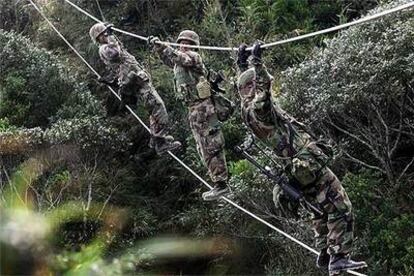 <i>Marines</i> norteamericanos, en un centro especial de entrenamiento para la guerra en la jungla, al norte de Okinawa.