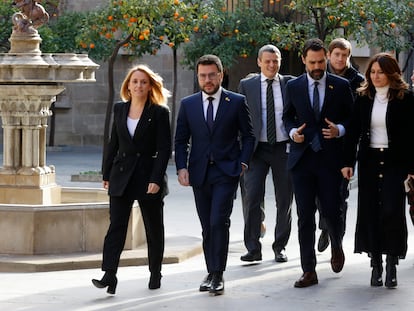 La consejera de Economía, Natàlia Mas, junto al president Pere Aragonès y al resto del Govern se dirigen a la reunión semanal del Consell Executiu, en una foto de archivo.