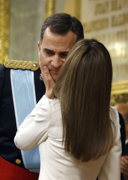 La reina Letizia besa al rey Felipe VI tras su discurso ante las Cortes. 