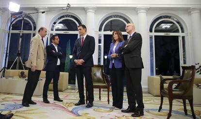 Pedro Sánchez, junto a los presentadores de Televisión Española Ana Blanco y Sergio Martín, después de la entrevista con TVE.