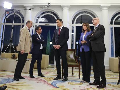 Pedro Sánchez, junto a los presentadores de Televisión Española Ana Blanco y Sergio Martín, después de la entrevista con TVE.