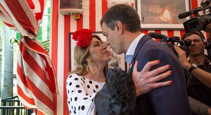 Susana Díaz y Pedro Sánchez se saludan en la Feria de Sevilla.