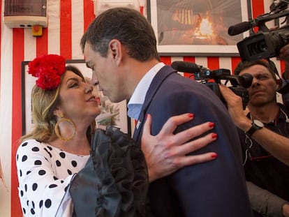 Susana Díaz y Pedro Sánchez se saludan en la Feria de Sevilla.