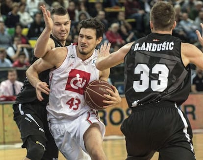 El escolta australiano del CAI Zaragoza, Chris Goulding, defiende un balón ante el escolta serbio del Bilbao Basket, Danilo Andjusic.