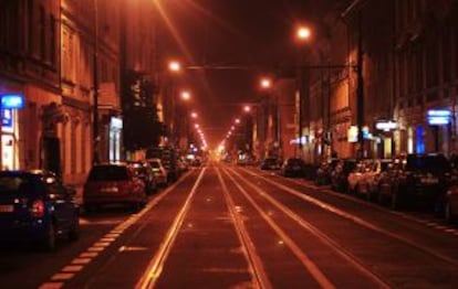 Vista nocturna de la calle Sokolovska, en Praga.