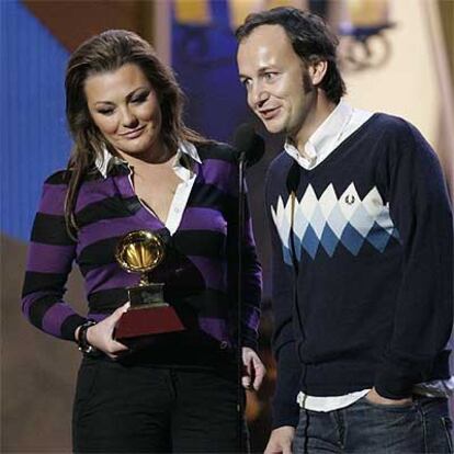 Precisamente Calle 13 y la cantante española Rosario presentaron el premio al Mejor Album Vocal Pop Dúo o Grupo, que fue para "Guapa", de La Oreja de Van Gogh, cuyos integrantes se mostraron "sorprendidos" de haber ganado y dedicaron el reconocimiento a "la
comunidad latina de EE UU, que trabaja y lucha por seguir adelante".