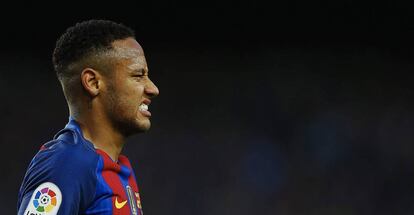 Neymar se lamenta de una ocasión fallada ante el Málaga.