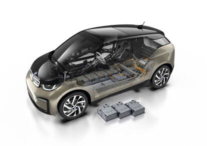 Esta es la disposición de las baterías de iones de litio en un modelo actual, el BMW i3. Son ocho módulos, cada uno con 23 celdas.