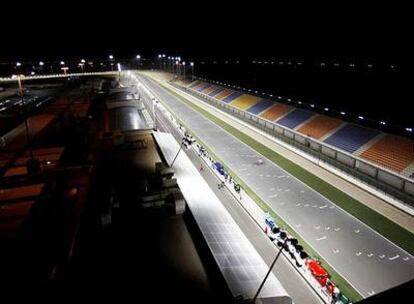 La recta del circuito de Losail, iluminada durante el ensayo nocturno de ayer en Qatar.