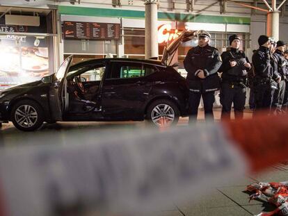 Oficiales de policia en el lugar en que se produjo el atropello m&uacute;ltiple en Heidelberg el 25 de febrero. 
 